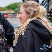 Saltie Elite Changing Robe - Black/Cyan